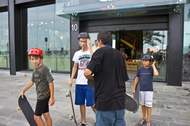 Clases de skate promocionales en Boardridiers Barceloneta | Doctown