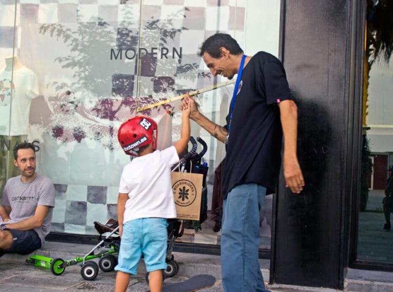 Clases de skate promocionales en Boardridiers Barceloneta | Doctown