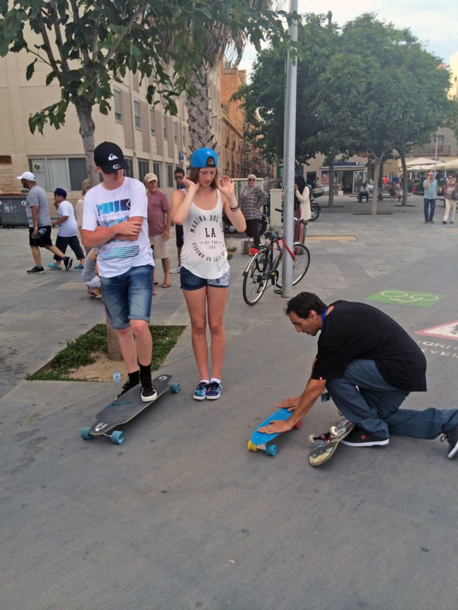 Clases de skate promocionales en Boardridiers Barceloneta | Doctown